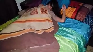 Play Emborracho a mi amiga para follarla mientras sus padres no están