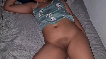 Play Encuentro a mi linda prima dormida y abuso de ella! se despierta a tragar mecos