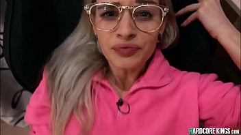 Play Amateur girlfriend in glasses suck cock