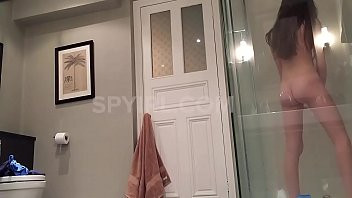 Play SPYING ON 19 YEARS OLD STEPSISTER