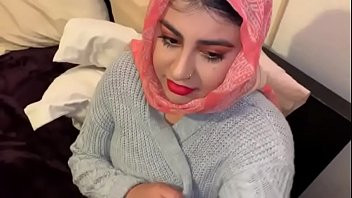 Play Arabian beauty doing blowjob...