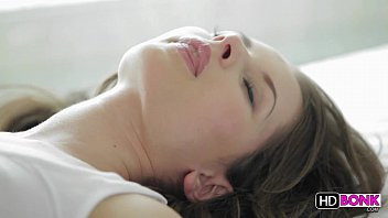 Play Cute Liona Bee gets nailed