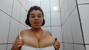 Play Verificando a minha continha no xvideos - Tirando a roupa e escrevendo o nome do xvideos