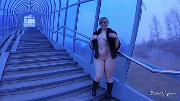 Play Butt plugged slut in the overpass