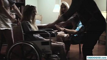 Play The girl in a wheelchair